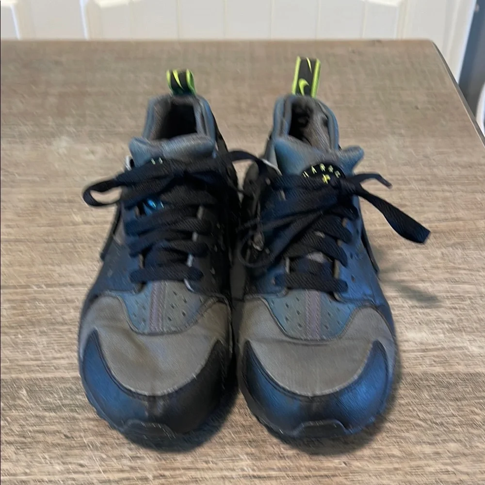 NIKE AIR HURACHE Black‎ Volt Neon Big Boys Size 6